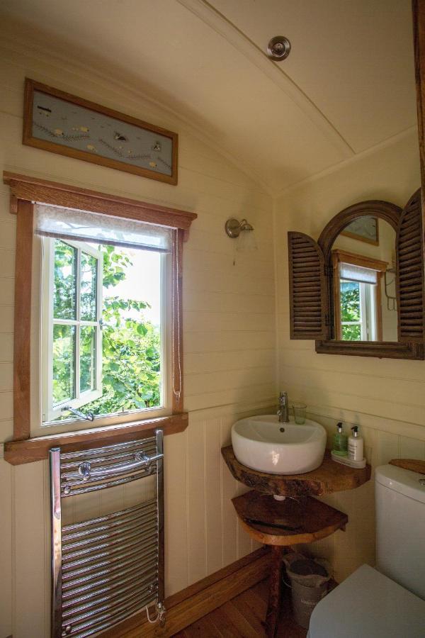 The Abberton Shepherds Hut Evesham Exterior photo